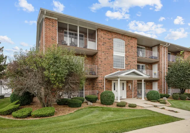 Listing Photo 1 - Condo for sale in building located at 6719 White Tail Ln, Tinley Park, IL 60477 - Unit #1E