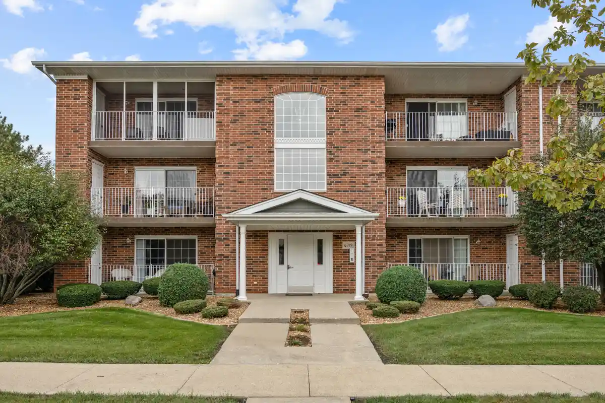 Listing Photo 2 - Condo for sale in 6719 White Tail Ln located at 6719 White Tail Ln, Tinley Park, IL 60477 - Unit #1E