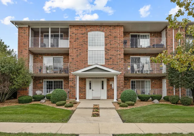 Listing Photo 2 - Condo for sale in building located at 6719 White Tail Ln, Tinley Park, IL 60477 - Unit #1E