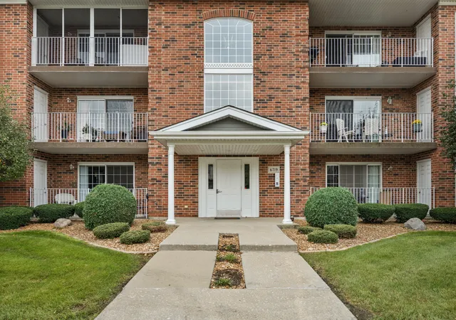 Listing Photo 3 - Condo for sale in building located at 6719 White Tail Ln, Tinley Park, IL 60477 - Unit #1E