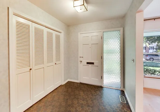 Photo 3 of Single family home for sale at 1220 Brook Ln, Glenview, IL 60025 | MLS# 12783316 | Listing updated on 2026-10-21