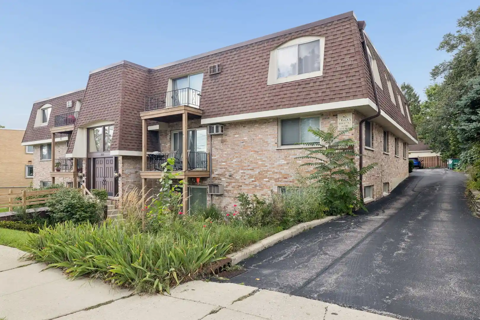 Listing Photo 2 - Condo for sale in 201 N President St located at 201 N President St, Wheaton, IL 60187 - Unit #3C