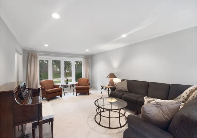 Photo 2 of Single family home for sale at 983 Bosworthfield Rd, Barrington, IL 60010 | MLS# 12783399 | Listing updated on 2026-10-21