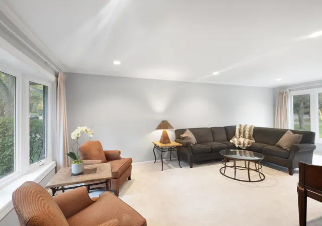 Photo 3 of Single family home for sale at 983 Bosworthfield Rd, Barrington, IL 60010 | MLS# 12783399 | Listing updated on 2026-10-21