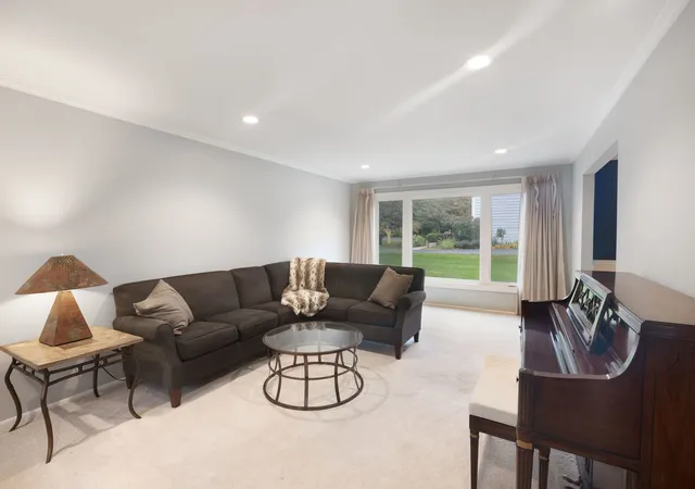 Photo 4 of Single family home for sale at 983 Bosworthfield Rd, Barrington, IL 60010 | MLS# 12783399 | Listing updated on 2026-10-21