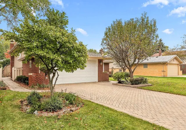 Photo 2 of Single family home for sale at 314 S Meier Rd, Mount Prospect, IL 60056 | MLS# 12783449 | Listing updated on 2026-10-22