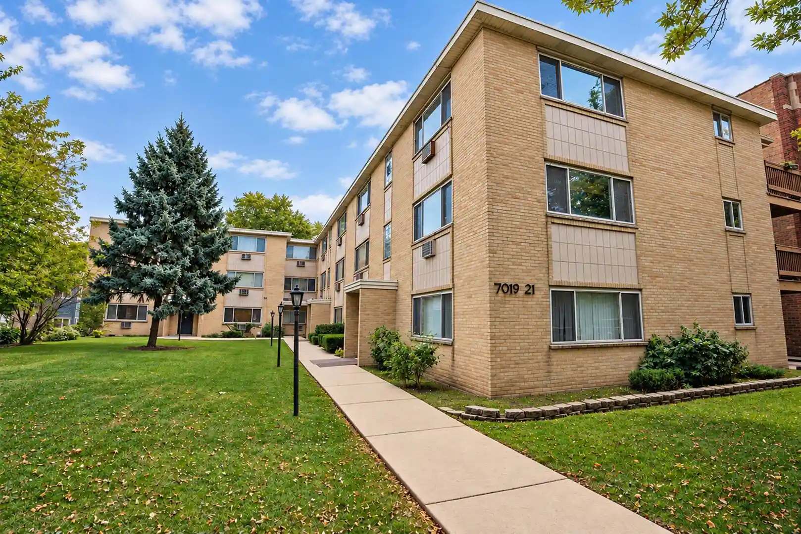 Listing Photo 2 - Condo for sale in 7019 N Ridge Blvd located at 7019 N Ridge Blvd, Chicago, IL 60645 - Unit #1D