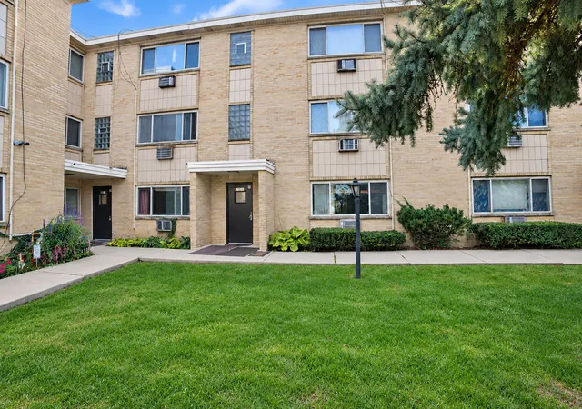 Listing Photo 3 - Condo for sale in building located at 7019 N Ridge Blvd, Chicago, IL 60645 - Unit #1D
