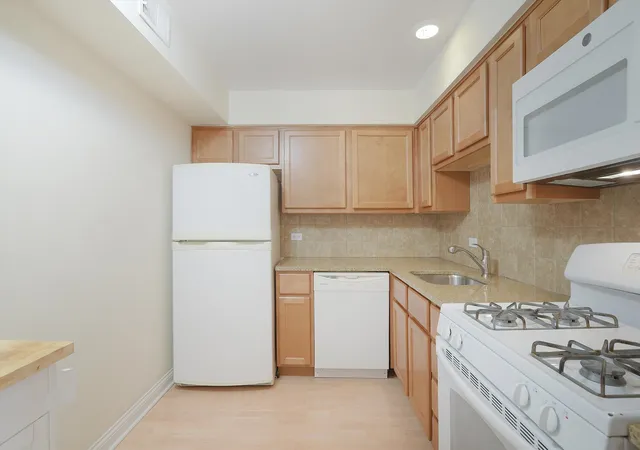 Listing Photo 4 - Condo for sale in building located at 5200 Carriageway Dr, Rolling Meadows, IL 60008 - Unit #210