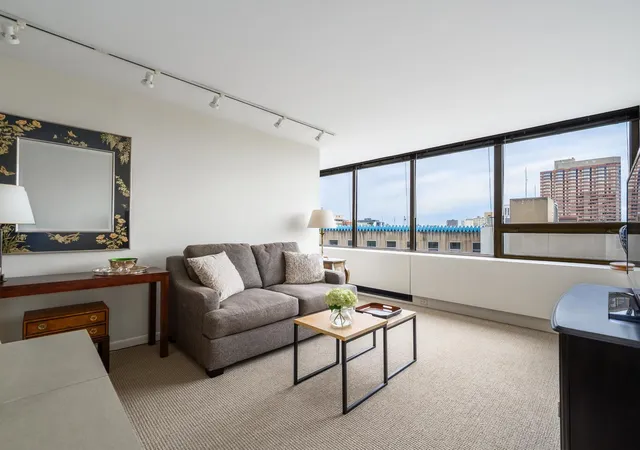 Listing Photo 4 - Condo for sale in building located at 2800 N Lake Shore Dr, Chicago, IL 60657 - Unit #1911