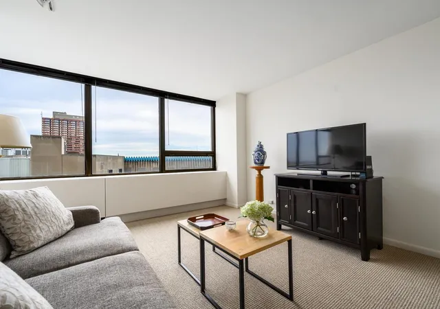 Listing Photo 5 - Condo for sale in building located at 2800 N Lake Shore Dr, Chicago, IL 60657 - Unit #1911
