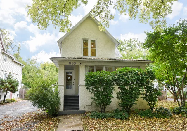 Photo 2 of Single family home for sale at 810 Belleforte Ave, Oak Park, IL 60302 | MLS# 12783618 | Listing updated on 2026-10-20
