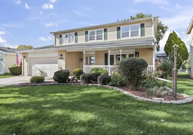 Single family home for sale at 1108 S Cherrywood Dr, Mount Prospect, IL 60056 | MLS# 12783630