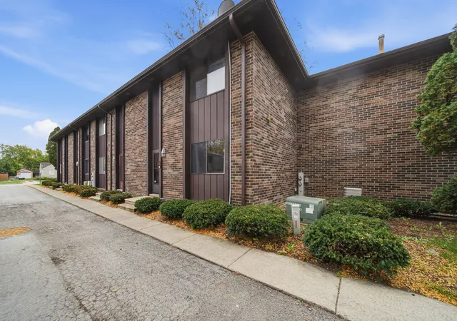 Listing Photo 1 - Condo for sale in building located at 15804 Laramie Ave, Oak Forest, IL 60452 - Unit #5