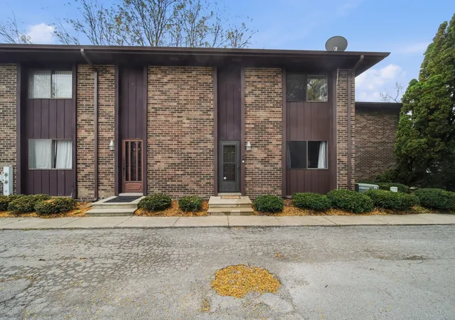 Listing Photo 2 - Condo for sale in building located at 15804 Laramie Ave, Oak Forest, IL 60452 - Unit #5