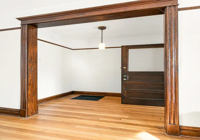 Listing Photo 3 - Condo for sale in building located at 4922 N Hamilton Ave, Chicago, IL 60625