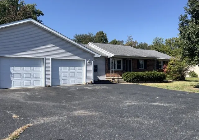 Photo 1 of Single family home for sale at 7207 Koester Rd, Marion, IL 62959 | MLS# 12783658 | Listing updated on 2026-10-18