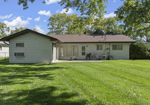Photo 3 of Single family home for sale at 1680 Pierce Rd, Hoffman Estates, IL 60169 | MLS# 12783732 | Listing updated on 2026-10-20