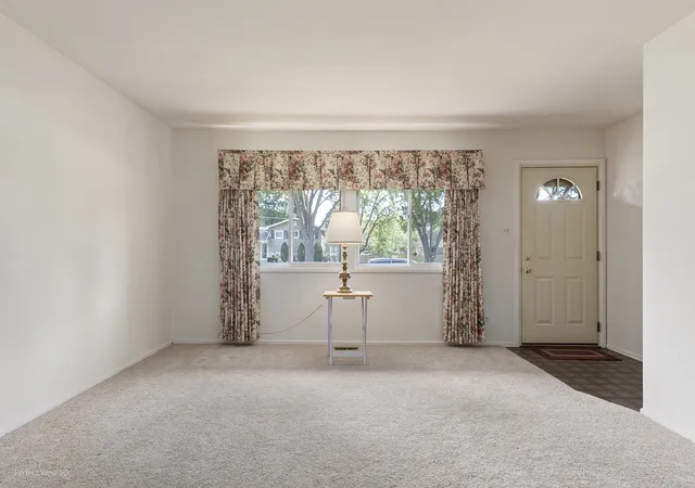 Photo 4 of Single family home for sale at 1680 Pierce Rd, Hoffman Estates, IL 60169 | MLS# 12783732 | Listing updated on 2026-10-20