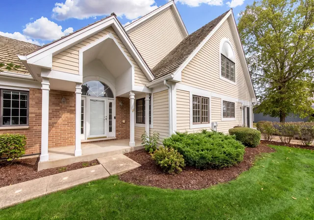 Photo 1 of Townhouse for sale at 820 Braeman Ct, Libertyville, IL 60048 | MLS# 12783746 | Listing updated on 2026-10-20