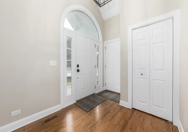 Photo 3 of Townhouse for sale at 820 Braeman Ct, Libertyville, IL 60048 | MLS# 12783746 | Listing updated on 2026-10-20
