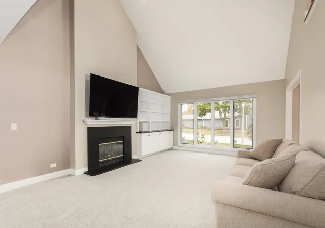 Photo 4 of Townhouse for sale at 820 Braeman Ct, Libertyville, IL 60048 | MLS# 12783746 | Listing updated on 2026-10-20