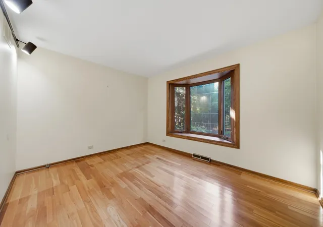 Photo 4 of Single family home for sale at 943 E Gartner Rd, Naperville, IL 60540 | MLS# 12783812 | Listing updated on 2026-10-22