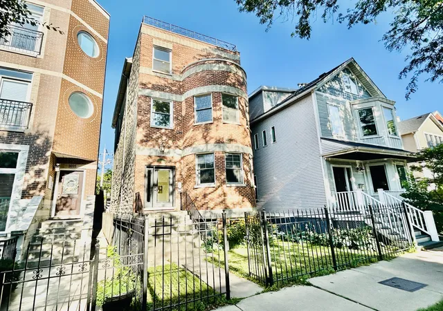 Listing Photo 1 - Condo for sale in building located at 3033 N Racine Ave, Chicago, IL 60657 - Unit #3