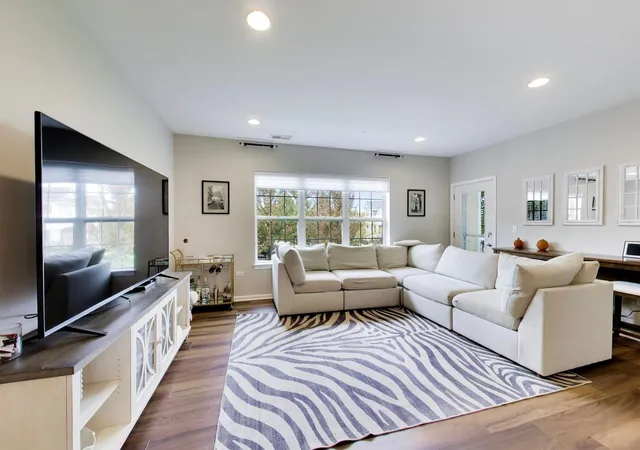 Listing Photo 4 - Condo for sale in building located at 2750 Commons Dr, Glenview, IL 60026 - Unit #208
