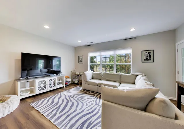 Listing Photo 5 - Condo for sale in building located at 2750 Commons Dr, Glenview, IL 60026 - Unit #208