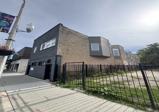 Listing Photo 2 - Condo for sale in building located at 3447 W Chicago Ave, Chicago, IL 60651
