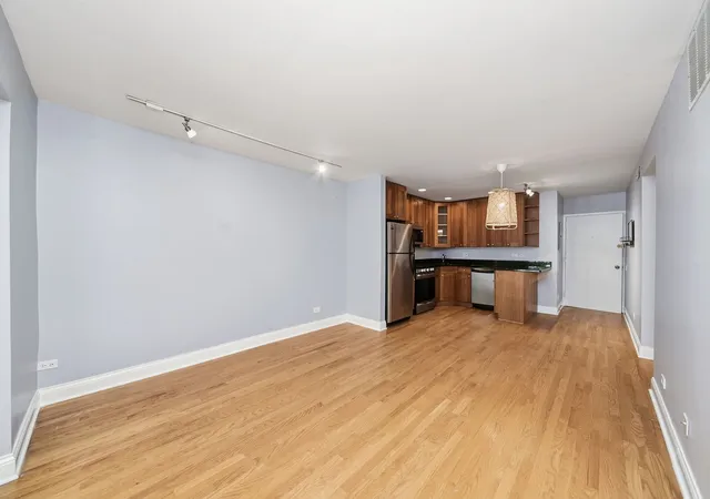 Listing Photo 4 - Condo for sale at Walpole Point, Unit 5202 2140 N Lincoln Ave, Walpole Point, Chicago, IL 60614 | Built Year: 1970-1974