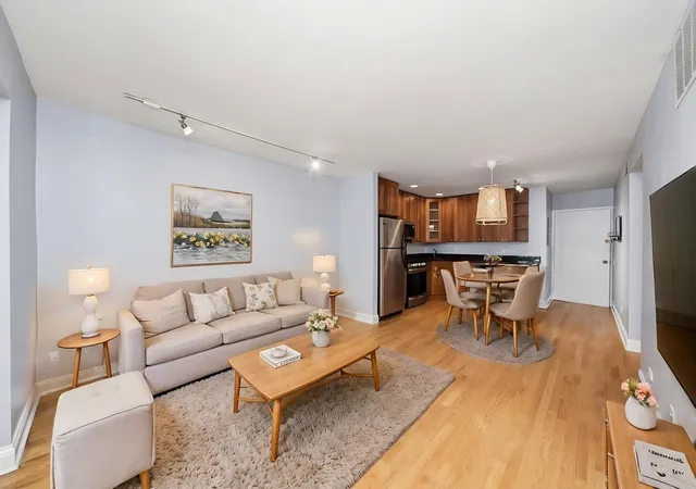 Listing Photo 5 - Condo for sale at Walpole Point, Unit 5202 2140 N Lincoln Ave, Walpole Point, Chicago, IL 60614 | Built Year: 1970-1974