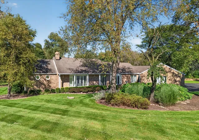 Photo 1 of Single family home for sale at 28 Beechnut Dr, South Barrington, IL 60010 | MLS# 12783881 | Listing updated on 2026-10-27