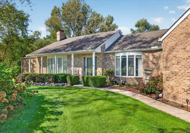 Photo 1 of Single family home for sale at 28 Beechnut Dr, South Barrington, IL 60010 | MLS# 12783881 | Listing updated on 2026-10-27