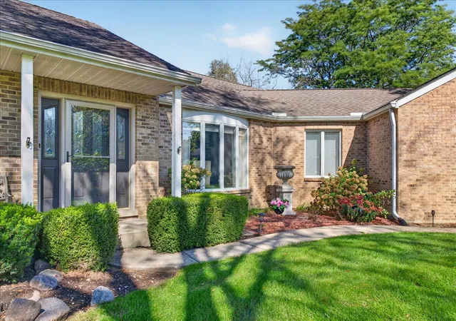 Photo 2 of Single family home for sale at 28 Beechnut Dr, South Barrington, IL 60010 | MLS# 12783881 | Listing updated on 2026-10-27