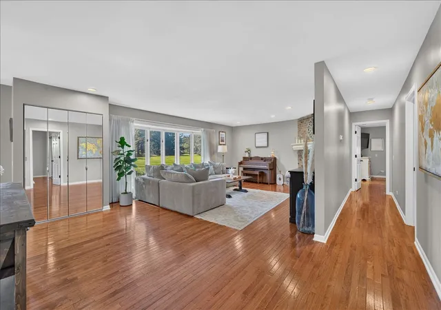 Photo 4 of Single family home for sale at 28 Beechnut Dr, South Barrington, IL 60010 | MLS# 12783881 | Listing updated on 2026-10-27