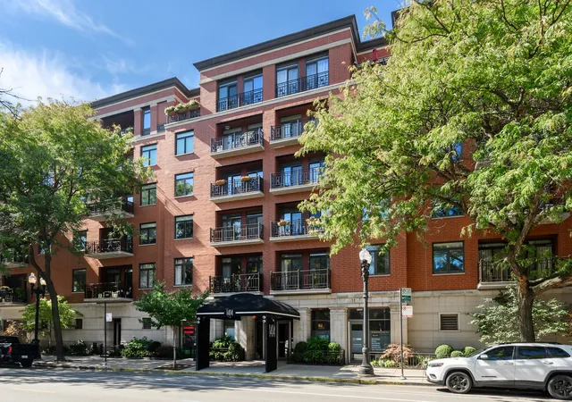 Listing Photo 1 - Condo for sale at Eugenie Terrace, Unit 406 1414 N Wells St, Eugenie Terrace, Chicago, IL 60614 | Built Year: 1972-1990
