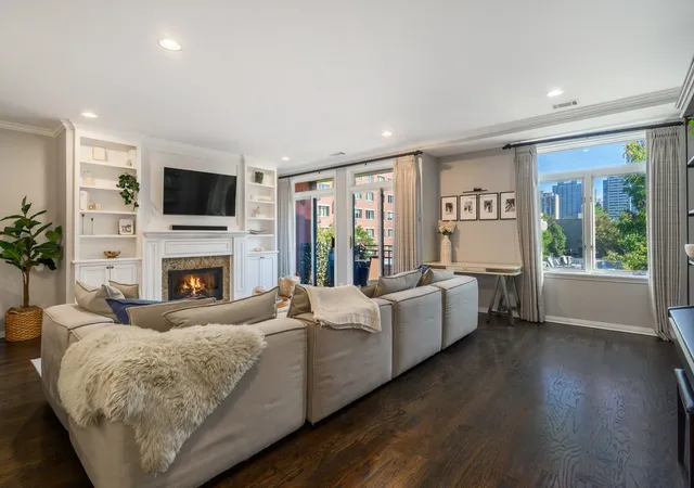 Listing Photo 2 - Condo for sale at Eugenie Terrace, Unit 406 1414 N Wells St, Eugenie Terrace, Chicago, IL 60614 | Built Year: 1972-1990