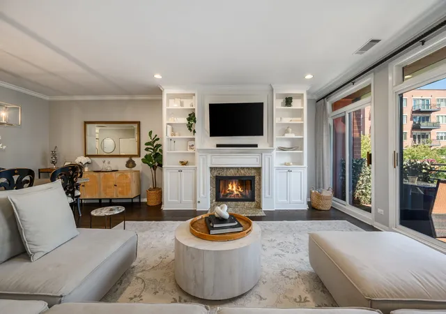 Listing Photo 3 - Condo for sale at Eugenie Terrace, Unit 406 1414 N Wells St, Eugenie Terrace, Chicago, IL 60614 | Built Year: 1972-1990