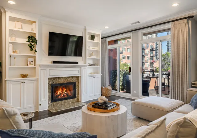 Listing Photo 4 - Condo for sale at Eugenie Terrace, Unit 406 1414 N Wells St, Eugenie Terrace, Chicago, IL 60614 | Built Year: 1972-1990