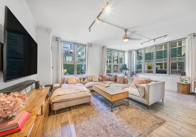 Photo 4 of Condo for sale at 125 S Jefferson St #607, Chicago, IL 60661 | MLS# 12783991 | Listing updated on 2026-10-22
