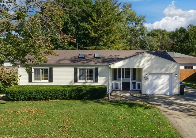 Single family home for sale at 1010 Mcgregor St, Bloomington, IL 61701 | MLS# 12784047