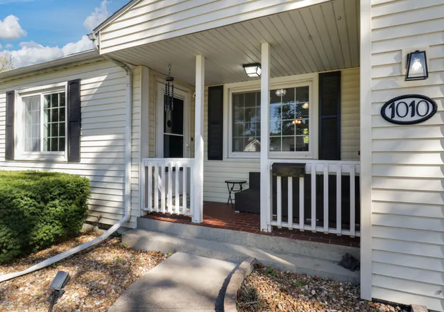 Photo 2 of Single family home for sale at 1010 Mcgregor St, Bloomington, IL 61701 | MLS# 12784047 | Listing updated on 2026-10-20