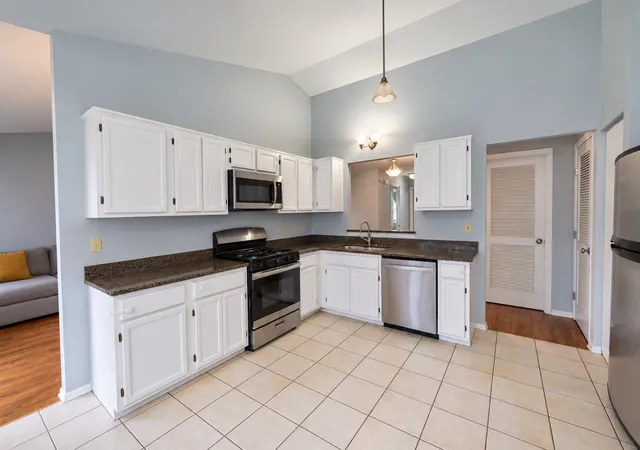Listing Photo 4 - Condo for sale in building located at 7 Hoover Ct, Streamwood, IL 60107 - Unit #B