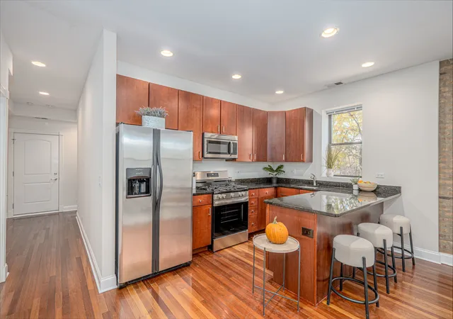 Listing Photo 4 - Condo for sale in building located at 1969 W Cullom Ave, Chicago, IL 60613 - Unit #2