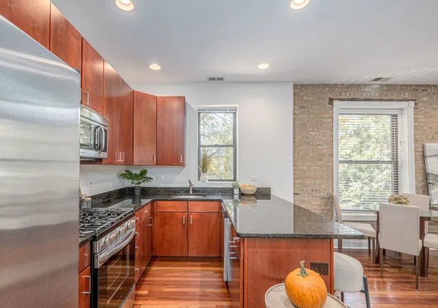 Listing Photo 5 - Condo for sale in building located at 1969 W Cullom Ave, Chicago, IL 60613 - Unit #2