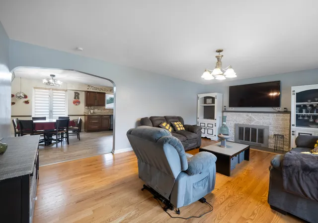 Photo 4 of Single family home for sale at 10050 Westmanor Dr, Franklin Park, IL 60131 | MLS# 12784086 | Listing updated on 2026-10-20