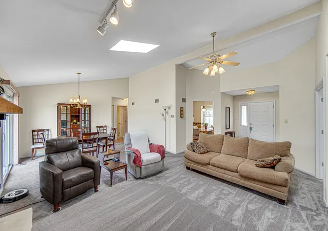 Photo 3 of Single family home for sale at 6316 Knollwood Dr, Oak Forest, IL 60452 | MLS# 12784090 | Listing updated on 2026-10-20