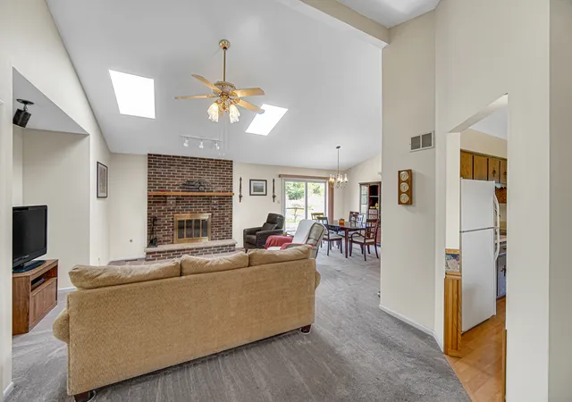 Photo 4 of Single family home for sale at 6316 Knollwood Dr, Oak Forest, IL 60452 | MLS# 12784090 | Listing updated on 2026-10-20